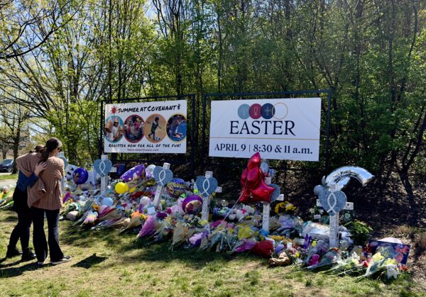 Hai người phụ nữ an ủi nhau tại đài tưởng niệm tạm thời dành cho sáu nạn nhân thiệt mạng trong vụ xả súng Trường học The Covenant ở Nashville, Tennessee, hôm 27/03/2023. (Ảnh: Chase Smith/The Epoch Times)