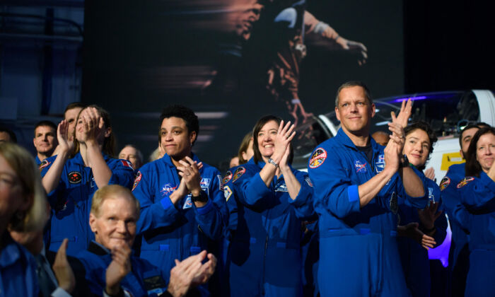 Các phi hành gia của NASA lắng nghe các diễn giả trong buổi thông báo về phi hành đoàn Artemis II do NASA và CSA tổ chức tại phi trường Ellington ở Houston, Texas, hôm 03/04/2023. (Ảnh: Mark Felix/AFP qua Getty Images)