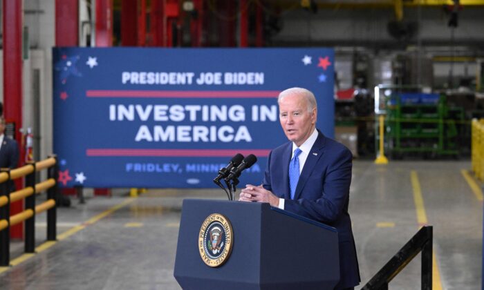 Tổng thống Joe Biden có bài diễn văn tại Cơ sở Phát điện Cummins ở Fridley, Minnesota, hôm 03/04/2023. (Ảnh: Mandel Ngan/AFP qua Getty Images)