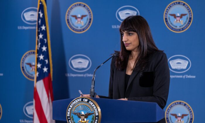 Phó Tham vụ Báo chí Ngũ Giác Đài Sabrina Singh trình bày trong một cuộc họp báo trước máy quay tại Ngũ Giác Đài ở Thủ đô Hoa Thịnh Đốn, hôm 03/04/2023. (Ảnh: Thượng sĩ Kỹ thuật Không lực Hoa Kỳ Jack Sanders/Bộ Quốc phòng Hoa Kỳ)