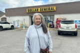 Maria Passons ở Lavon, Texas, tại cửa hàng dollar địa phương của cô hôm 29/03/2023. (Ảnh: Darlene Sanchez/Epoch Times)