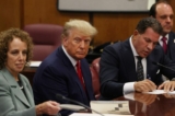 Cựu Tổng thống Hoa Kỳ Donald Trump cùng các thành viên trong nhóm pháp lý của ông, bà Susan Necheles và ông Joe Tacopina, khi ông trình diện tại một phiên tòa buộc tội về các cáo buộc bắt nguồn từ bản cáo trạng của một đại bồi thẩm đoàn Manhattan, tại thành phố New York vào hôm 04/04/2023. (Ảnh: Andrew Kelly/Reuters)