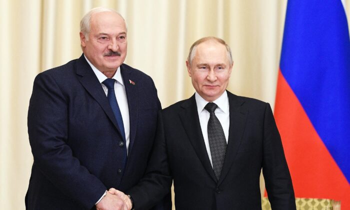 Tổng thống Nga Vladimir Putin (phải) gặp người đồng cấp Belarus Alexander Lukashenko tại dinh thự tiểu bang Novo-Ogaryovo, ngoại ô Moscow, hôm 17/02/2023. (Ảnh: Vladimir Astapkovich/Sputnik/AFP qua Getty Images)