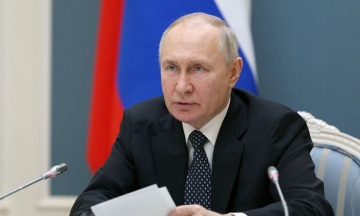 Tổng thống Nga Vladimir Putin chủ trì cuộc họp của Hội đồng Bảo an qua một liên kết video ở Moscow, hôm 05/04/2023. (Ảnh: Gavriil Grigorov/ Sputnik/AFP qua Getty Images)