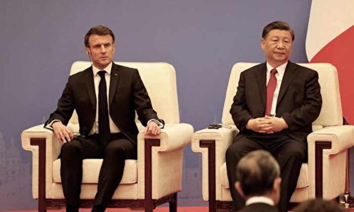 Tổng thống Pháp Emmanuel Macron (Trái) và lãnh đạo Trung Quốc Tập Cận Bình tham gia một cuộc họp hội đồng doanh nghiệp Pháp-Trung tại Bắc Kinh hôm 06/04/2023. (Ảnh: Ludovic Marin/Pool/AFP qua Getty Images)