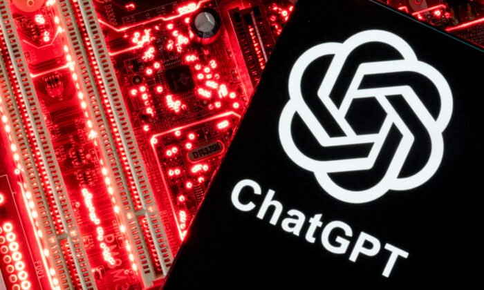 Trong bức ảnh minh họa chụp hôm 23/02/2023 này, một chiếc điện thoại thông minh với logo ChatGPT hiển thị trên màn hình được đặt trên bo mạch chủ máy tính. (Ảnh: Dado Ruvic/Reuters)