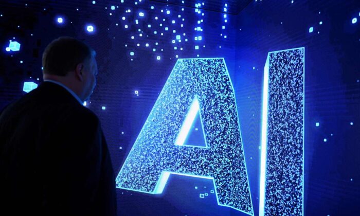 Một du khách xem ký hiệu AI (Trí tuệ Nhân tạo) trên màn hình động tại Đại hội Thế giới Di động (MWC), cuộc họp mặt thường niên lớn nhất của ngành viễn thông, ở Barcelona. (Ảnh: Josep Lago/AFP qua Getty Images)