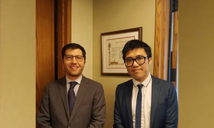 Anh Donald Cheng (phải), một thanh niên Hồng Kông, học chuyên ngành công tác xã hội, được mời thực tập tại văn phòng nghị sĩ và sau đó trở thành phụ tá cho nghị sĩ Quốc hội Canada Garnett Genuis (trái). (Ảnh: Được đăng dưới sự cho phép của anh Donald Cheng)