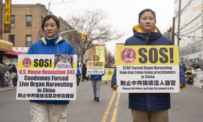 Các học viên Pháp Luân Công bước đi trong một cuộc diễn hành ở Brooklyn, New York, nêu bật cuộc bức hại đức tin của chính quyền Trung Quốc đối với họ, hôm 26/02/2023. (Ảnh: Chung I Ho/The Epoch Times)
