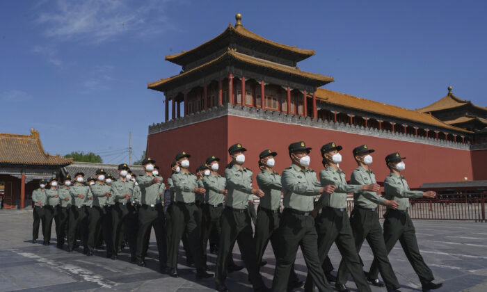 Các binh sĩ của Tiểu đoàn Cảnh vệ Danh dự của Quân Giải phóng Nhân dân tuần hành bên ngoài Tử Cấm Thành, gần Quảng trường Thiên An Môn, vào ngày 20/05/2020 tại Bắc Kinh, Trung Quốc. (Ảnh: Kevin Frayer/Getty Images)