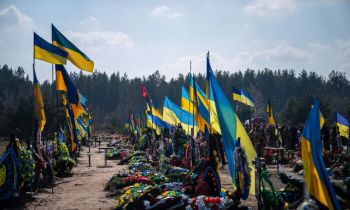 Hôm 22/03/2023, những lá cờ được treo trong một lễ tang ở Poltava, giữa lúc Nga tiến hành cuộc xâm lược quân sự vào Ukraine. (Ảnh: Ihor Tkachov/AFP/Getty Images/TNS)