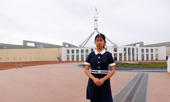 Cô Leah Guo bên ngoài Tòa nhà Quốc hội ở Canberra, Úc, vào tháng 04/2023. (Ảnh đăng dưới sự cho phép của Richard Szabo)