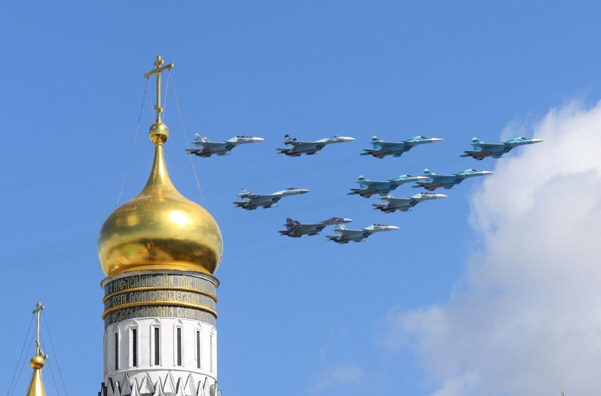 Phi cơ quân sự Sukhoi Su-35 và Su-34 của Nga bay phía trên Tháp chuông Ivan Đại Đế trong một cuộc diễn tập cho cuộc duyệt binh Ngày Chiến Thắng ở trung tâm Moscow vào ngày 04/05/2017. (Ảnh: Natalia Kolesnikova/AFP qua Getty Images)