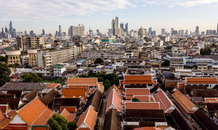 Toàn cảnh đường chân trời Bangkok nhìn từ chùa Wat Saket vào ngày 09/11/2021. (Ảnh: Jack Taylor/AFP)