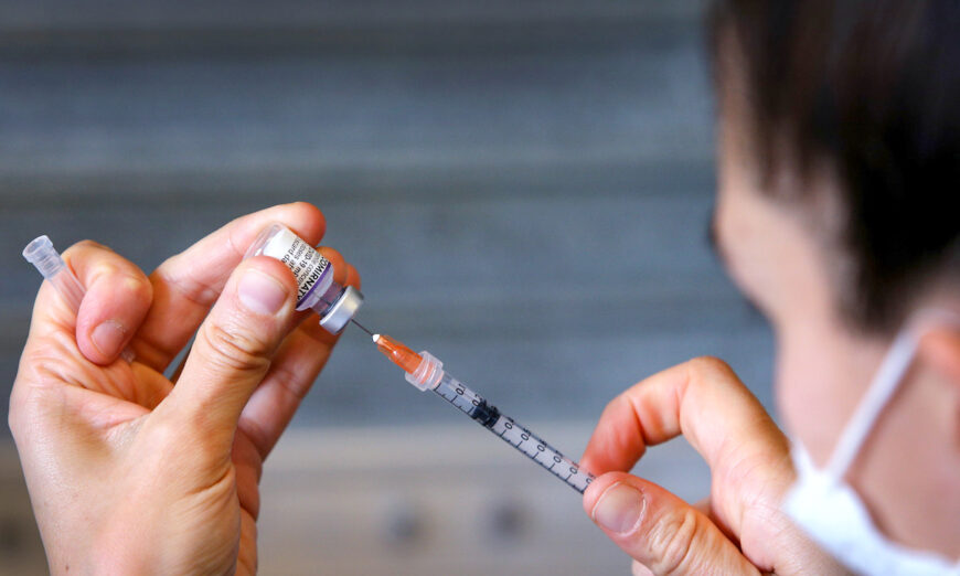 Một y tá chuẩn bị vaccine Pfizer ngày 03/10/2021. (Ảnh: Lisa Maree Williams/Getty Images)