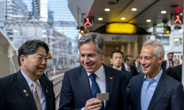 Ngoại trưởng Hoa Kỳ Antony Blinken (ở giữa), cùng với Đại sứ Hoa Kỳ tại Nhật Bản Rahm Emanuel (bên phải), cầm tấm thẻ lên tàu khi được Ngoại trưởng Nhật Bản Yoshimasa Hayashi (bên trái) chào đón khi ông lên một chuyến xe lửa tại Ga Tokyo để đến tới Karuizawa dự Hội nghị Bộ trưởng Ngoại giao G-7, tại Nhật Bản hôm 16/04/2023. (Ảnh: Andrew Harnik/Pool/AP Photo)