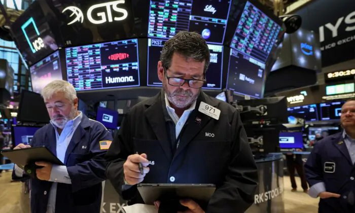 Các giao dịch viên làm việc tại Sở Giao dịch Chứng khoán New York (NYSE) ở Thành phố New York, hôm 14/04/2023. (Ảnh: Brendan McDermid/Reuters)