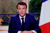 Ảnh chụp màn hình một tivi cho thấy Tổng thống Pháp Emmanuel Macron đang trình bày bài diễn văn được phát hình trước cả nước, được thực hiện từ Điện Elysee ở Paris hôm 17/04/2023. (Ảnh: Ludovic Marin/AFP qua Getty Images)