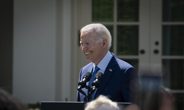 Tổng thống Joe Biden nói về việc thúc đẩy công lý môi trường trong Vườn Hồng tại Tòa Bạch Ốc ở Hoa Thịnh Đốn hôm 21/04/2023. (Ảnh: Madalina Vasiliu/The Epoch Times)