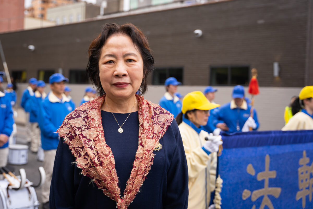 Bà Triệu Nhược Khê (Zhao Ruoxi) tham gia diễn hành để kêu gọi chấm dứt cuộc đàn áp đức tin của Đảng Cộng sản Trung Quốc tại khu phố Flushing ở Queens, New York, hôm 23/04/2023. (Ảnh: Chung I Ho/The Epoch Times)