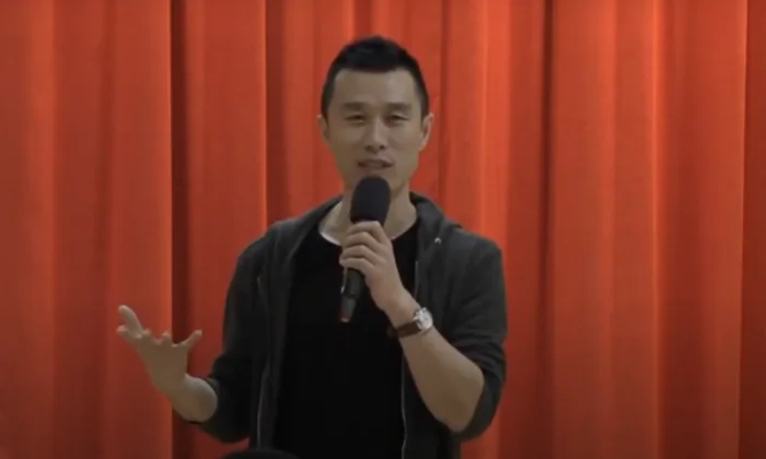 Ông Lý Diên Hạ (Li Yanhe), được biết đến rộng rãi với tên Phú Sát (Fu Cha), nói chuyện ở Đài Loan. (Ảnh: Ảnh chụp màn hình qua YouTube/NACS StreamVideo)