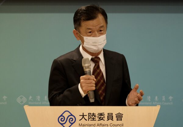 Chủ nhiệm mới được bổ nhiệm của Hội đồng Các vấn đề Đại lục của Đài Loan (MAC) Khâu Thái Tam (Chiu Tai-san) trình bày trong một buổi lễ tại trụ sở MAC ở Đài Bắc hôm 23/02/2021. (Ảnh: Sam Yeh/AFP qua Getty Images)