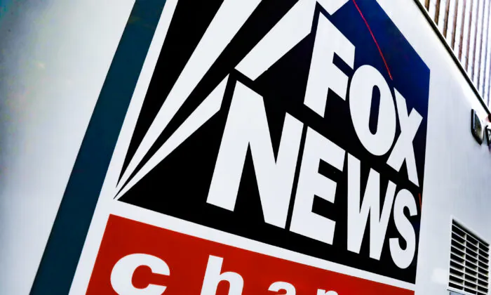 Một bảng hiệu của kênh Fox News trên một chiếc xe của đài truyền hình bên ngoài tòa nhà News Corporation ở thành phố New York, vào ngày 08/11/2017. (Ảnh: REUTERS/Shannon Stapleton)