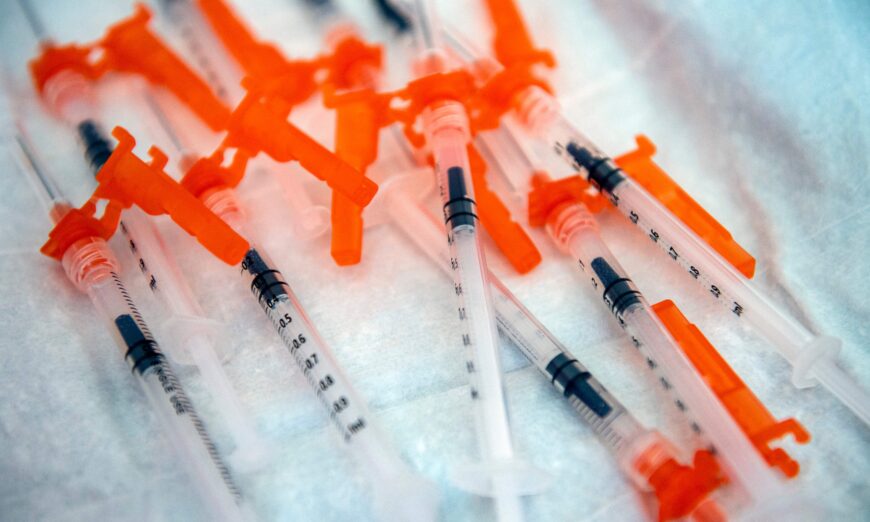 Các ống chích chứa vaccine Moderna COVID-19 ở Needham, Mass., trong một bức ảnh chụp năm 2022. (Ảnh: Joseph Prezioso/AFP qua Getty Images)
