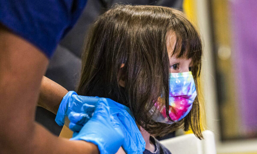 Một bé gái 5 tuổi được chích vaccine COVID-19 Pfizer vào ngày 08/11/2021. (Ảnh: Michael M. Santiago/Getty Images)