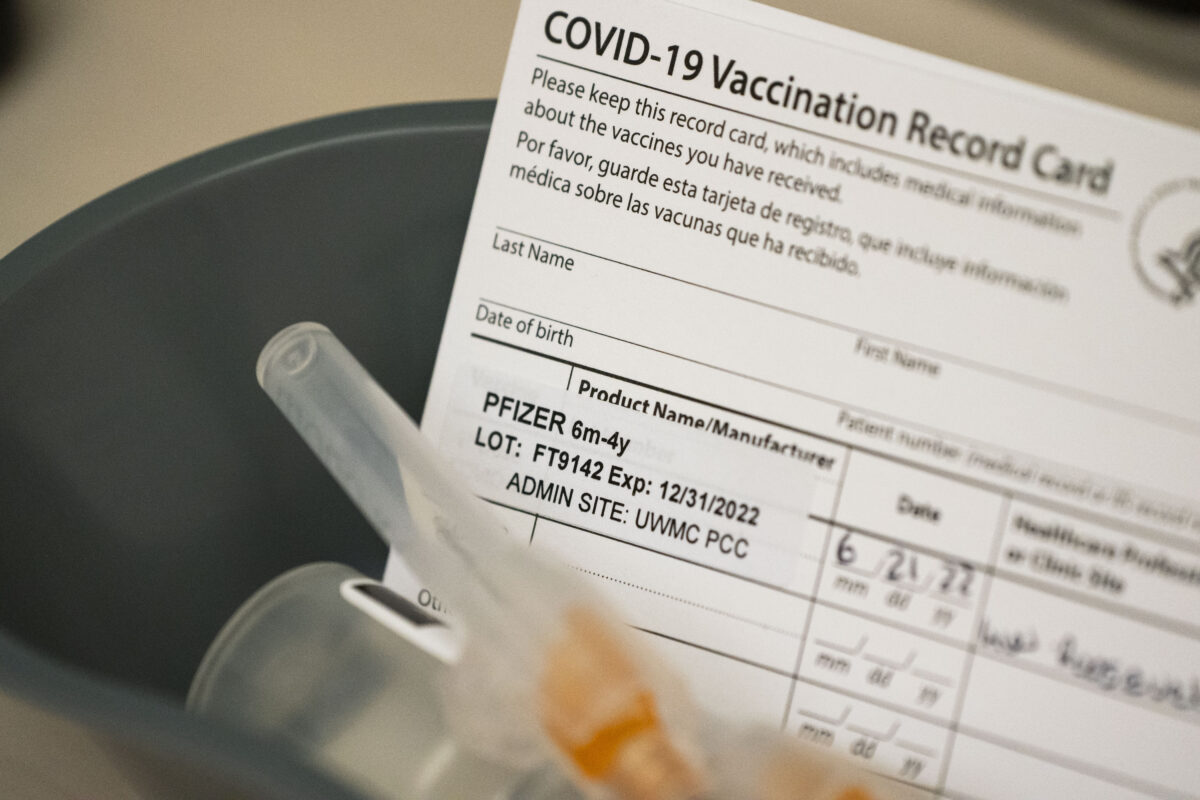 Các liều vaccine COVID-19 và các tờ hồ sơ chích ngừa cho trẻ em dưới 5 tuổi ở thành phố Seattle, tiểu bang Washington, trong ảnh tư liệu ngày 21/06/2022. (Ảnh: David Ryder/Getty Images)