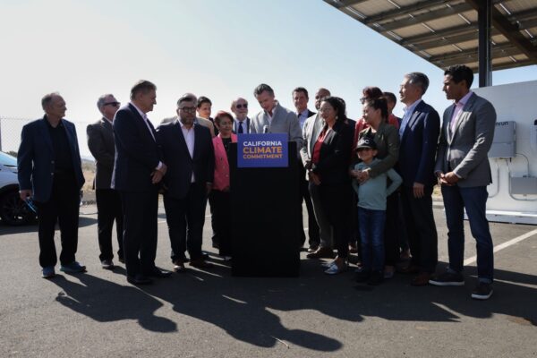 Thống đốc Gavin Newsom ký một số dự luật khí hậu mới cùng với một số nhà lập pháp tiểu bang tại Văn phòng Khu vực Dịch vụ Lâm nghiệp của Bộ Nông nghiệp Hoa Kỳ trên Đảo Mare, một cơ sở chạy bằng năng lượng xanh ở Vallejo, California, vào ngày 16/09/2022. (Ảnh: Được đăng dưới sự cho phép của Văn phòng Thống đốc Gavin Newsom)