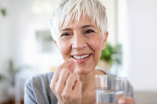 Vitamin D có thể tạo ra sự khác biệt cho người cao niên trong việc ngăn ngừa chứng mất trí nhớ, ung thư, chóng mặt và té ngã. (Ảnh: Shutterstock)