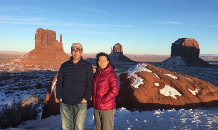 Ông Chu Đức Dũng (Zhou Deyong) và bà Vưu Linh (You Ling) tại Thung lũng Tượng đài ở Quận Navajo, Arizona, vào tháng 01/2020. (Ảnh: Đăng dưới sự cho phép của anh Chu Du (Zhou You))