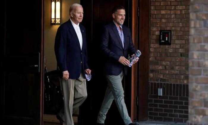 Tổng thống Joe Biden cùng con trai Hunter Biden rời khỏi Nhà thờ Công Giáo Holy Spirit sau khi tham dự Thánh lễ trên Đảo St. Johns, South Carolina, vào ngày 13/08/2022. (Ảnh: Reuster/Joshua Roberts)