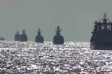 Một nhóm tàu hải quân của Nga và Trung Quốc tiến hành một cuộc tuần tra quân sự chung trên biển ở vùng biển Thái Bình Dương, trong bức ảnh tĩnh trích từ video được công bố vào ngày 23/10/2021. (Bộ Quốc phòng Nga/Tài liệu phát qua Reuters)
