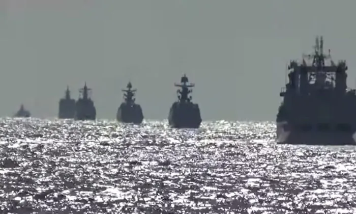 Một nhóm tàu hải quân của Nga và Trung Quốc tiến hành một cuộc tuần tra quân sự chung trên biển ở vùng biển Thái Bình Dương, trong bức ảnh tĩnh trích từ video được công bố vào ngày 23/10/2021. (Bộ Quốc phòng Nga/Tài liệu phát qua Reuters)