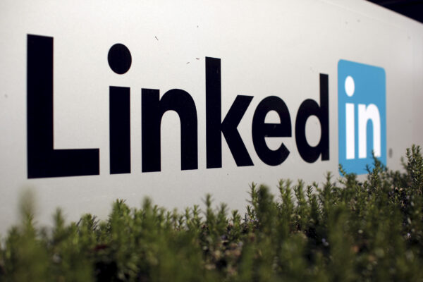 Logo của LinkedIn Corporation, một trang mạng xã hội dành cho những người có công việc chuyên nghiệp, ở Mountain View, California, ngày 06/02/2013. (Ảnh: Robert Galbraith/Reuters/File Photo)