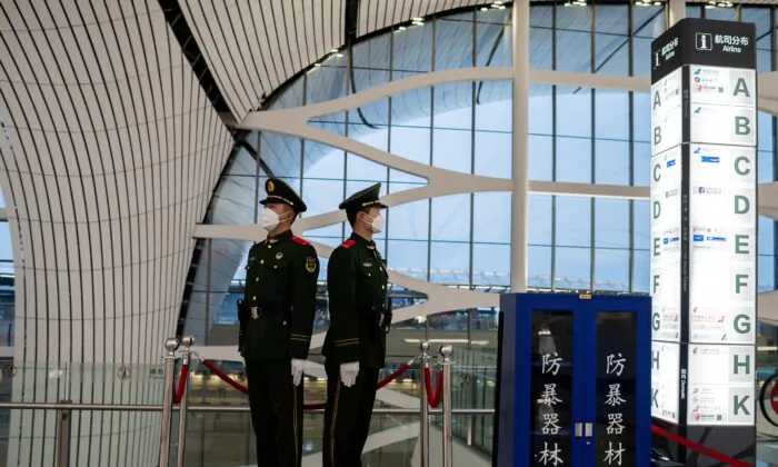 Cảnh sát bán quân sự Trung Quốc bảo vệ một khu vực tại phi trường quốc tế Đại Hưng ở Bắc Kinh vào ngày 14/02/2020. (Ảnh: Nicolas Asfouri/AFP qua Getty Images)
