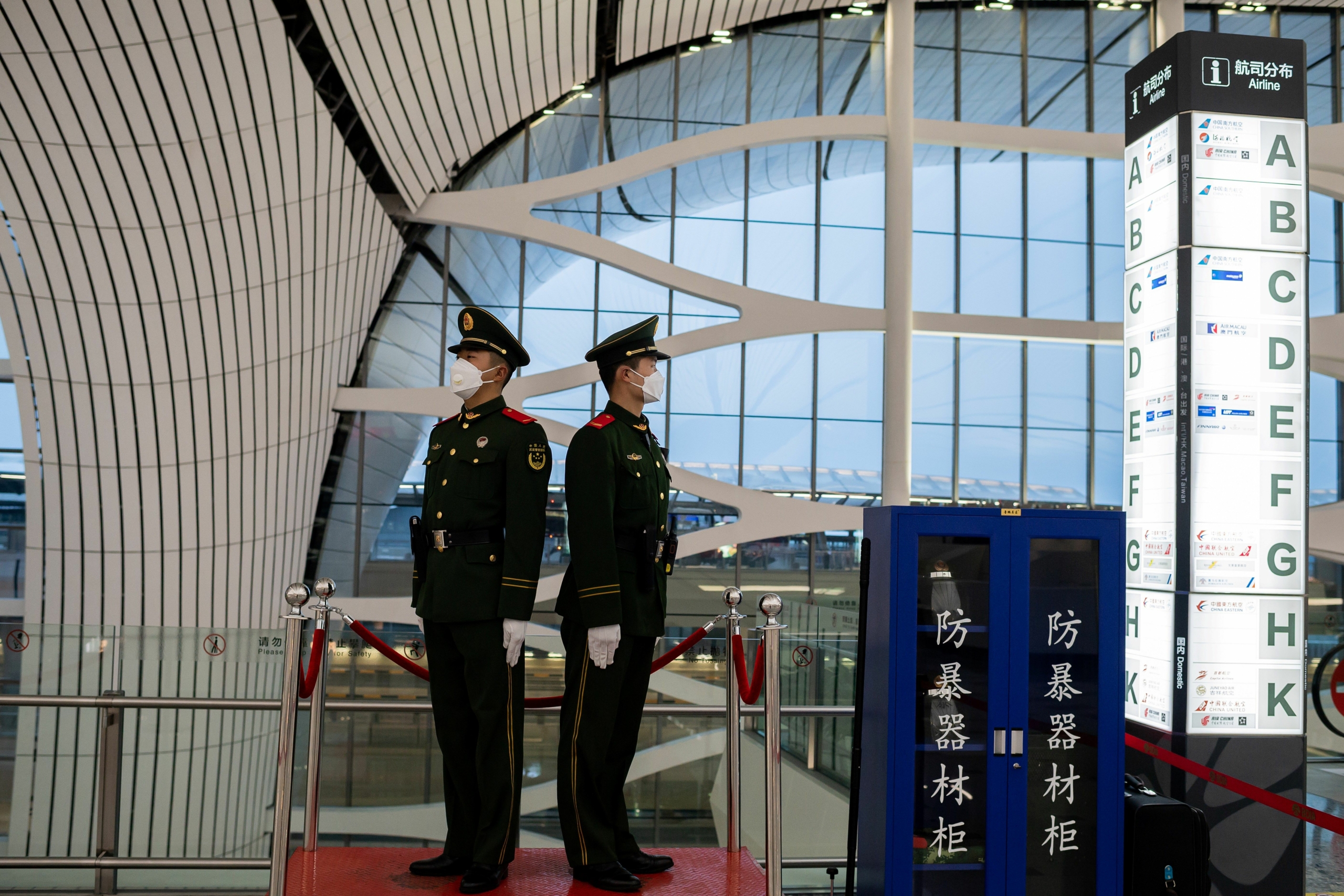 Các cảnh sát bán quân sự Trung Quốc bảo vệ một khu vực tại phi trường quốc tế Đại Hưng ở Bắc Kinh vào ngày 14/02/2020. (Ảnh: Nicolas Asfouri/AFP qua Getty Images)