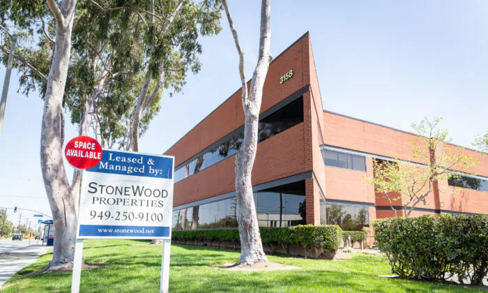 Các tài sản địa ốc thương mại được rao bán trên thị trường ở Costa Mesa, California, vào ngày 09/04/2021. (Ảnh: John Fredricks/The Epoch Times)