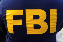 Logo của FBI được in trên áo sơ mi của một đặc vụ ở quận Manhattan của New York, vào ngày 19/10/2021. (Ảnh: Carlo Allegri/Reuters)