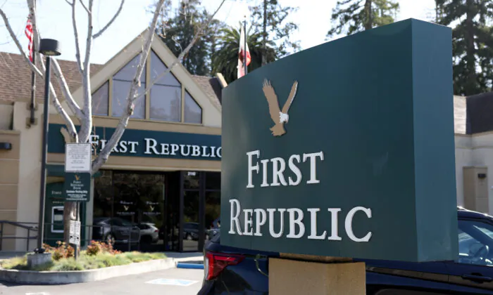 Một tấm biển phía trước một văn phòng của First Republic Bank ở Oakland, California, hôm 16/03/2023. (Ảnh: Justin Sullivan/Getty Images)