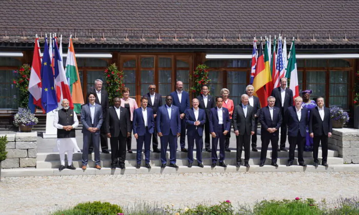 Các nhà lãnh đạo nhóm các quốc gia G-7 chụp hình tại khu nghỉ dưỡng Garmisch Partenkirchen ở Đức vào ngày 27/06/2022. (Ảnh: Stefan Rousseau/Pool/Getty Images)