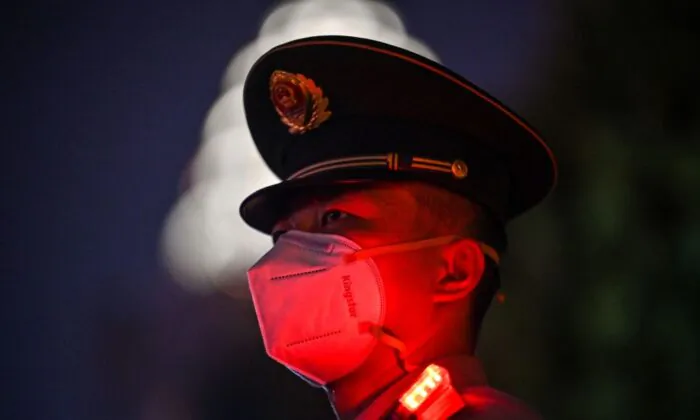 Một viên cảnh sát bán quân sự Trung Quốc đứng gác trên bến Bến Thượng Hải trong thời gian diễn ra lễ kỷ niệm Quốc khánh Trung Quốc ở Thượng Hải vào ngày 01/10/2022. (Ảnh: Hector Retamal/AFP qua Getty Images)