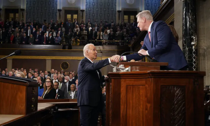 Tổng thống Joe Biden bắt tay Chủ tịch Hạ viện Kevin McCarthy (Cộng Hòa-California) trước khi đọc diễn văn Thông điệp Liên bang trước một phiên họp chung của Quốc hội tại Phòng Hạ viện của Điện Capitol Hoa Kỳ ở Hoa Thịnh Đốn hôm 07/02/2023. (Ảnh: Jacquelyn Martin-Pool/Getty Images)