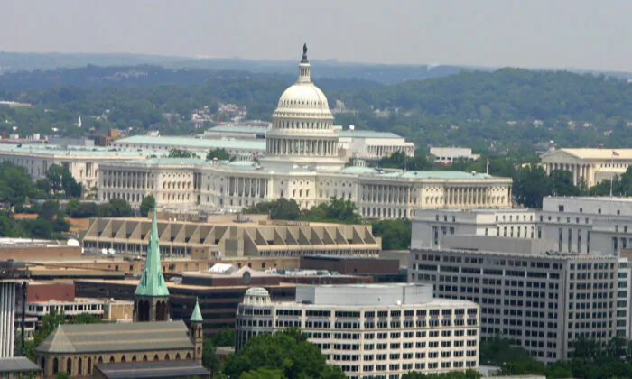 Điện Capitol Hoa Kỳ và đường chân trời của thủ đô Hoa Thịnh Đốn trong một bức ảnh lưu trữ vào ngày 16/05/2005. (Ảnh: Paul J. Richards/AFP qua Getty Images)