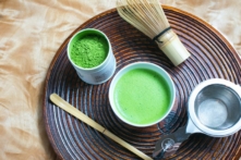 Matcha được chế biến từ lá trà xanh nghiền thành bột. (Ảnh: Benjamin Chasteen/The Epoch Times)