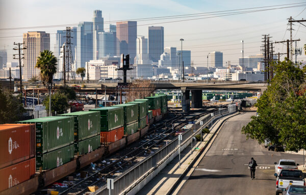 Những chiếc hộp rỗng nằm rải rác gần đường rầy xe lửa sau khi các vụ cướp xe lửa đang diễn ra ở khu phố Lincoln Heights, Los Angeles vào ngày 14/01/2022. (Ảnh: John Fredricks/The Epoch Times)