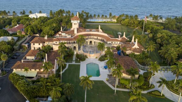 Quang cảnh từ trên không khu nghỉ dưỡng Mar-a-Lago của ông Donald Trump ở Florida. (Ảnh: Steve Helber/AP Photo)