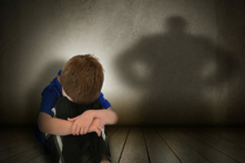 Trẻ em bị nhốt trong một căn phòng trống, bị đe dọa và sợ hãi, điều này sẽ khiến trẻ cảm thấy bất an, trở nên buồn bực và dễ tức giận. (Ảnh: Shutterstock)